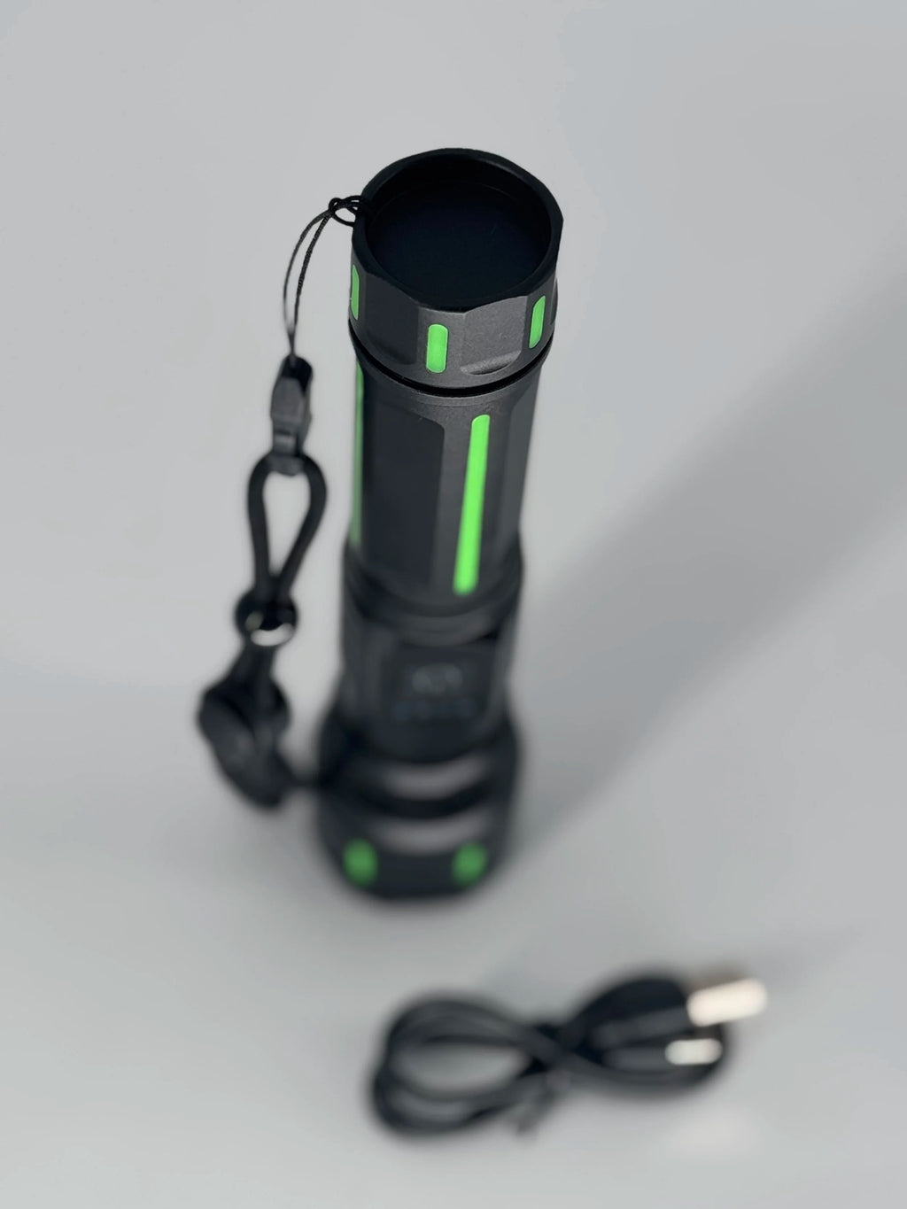 SUPER  BRIGHT FLASHLIGHT -Long-lasting battery